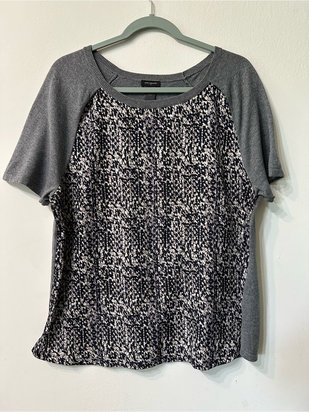 Ann Taylor Mixed Media Top Large Grey Knit Geometric Short Sleeve Blouse